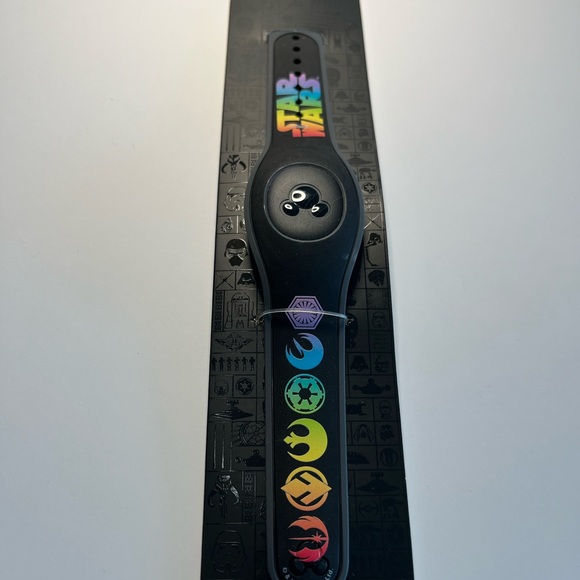 Disney’s Star Wars Limited Edition Pride MagicBand - Picture 3 of 4